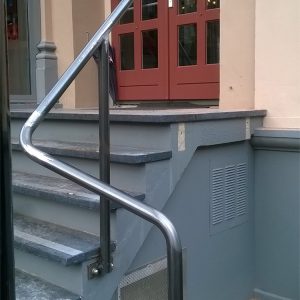 Gebogen balustrade bij entree met trap