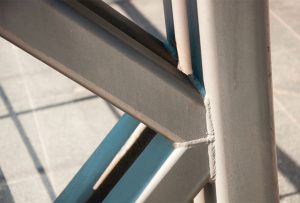 Close-up van de opbouw van een gelast stalen gepoedercoat frame