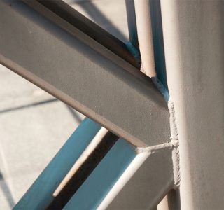 Close-up van de opbouw van een gelast stalen gepoedercoat frame