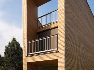 Balustrade op balkon en dakterras van modern houten huis
