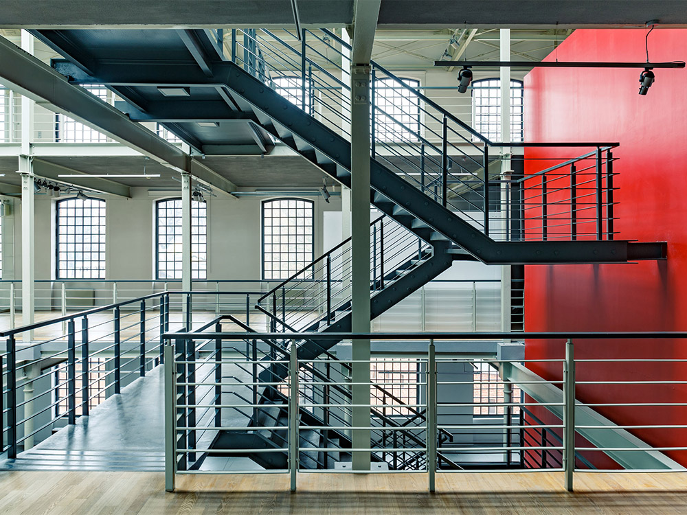 Stalen trappen, balustrades, bordessen en loopbruggen in een industrieel kantoorcomplex