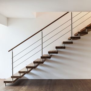 Zwevende trap met houten treden en handrail met stalen elementen
